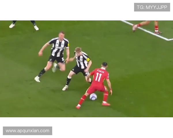 拉菲尼亚vs萨拉赫：现代右边锋的效率与角色适配差异在哪？